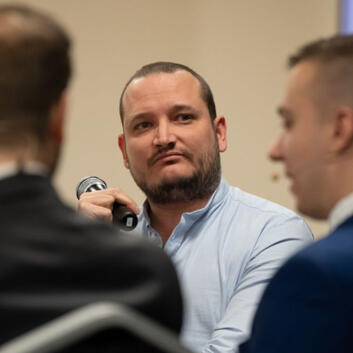 KKV Podcaster - Erős András Komplex KKV tartalomgyártás, hitelességépítés podcast beszélgetésekkel - Erős András